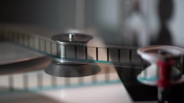 35mm film in een bioscoop - retro bioscoop stijl — Stockvideo
