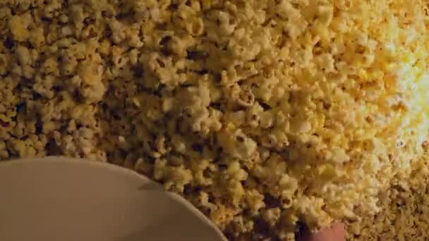 Verse geroosterde popcorn in een bioscoop — Stockvideo