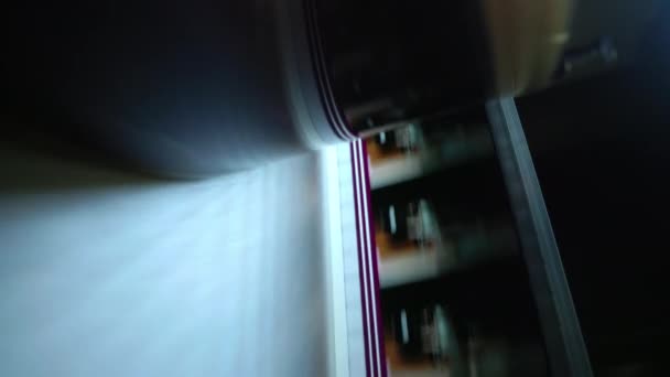 35 мм плівка в кінотеатрі стиль ретро кіно — стокове відео