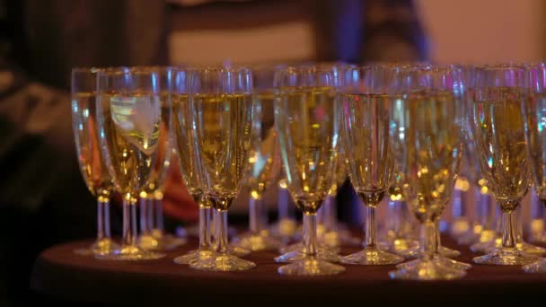 Copos de champanhe em um evento exclusivo — Vídeo de Stock