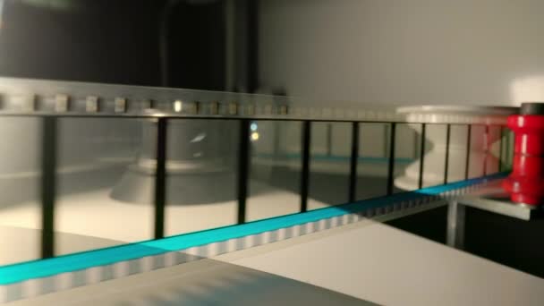 Filme de 35mm em um cinema - estilo de cinema retro — Vídeo de Stock