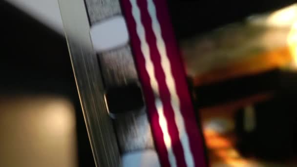 Крупним планом 35 мм плівка в кінотеатрі — стокове відео