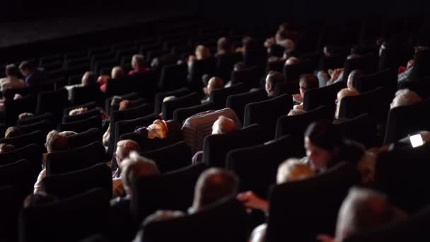 독일 SAARLAND 에서 영화를 보고 있는 청중들 - OCTOBER 1, 2021 — 비디오