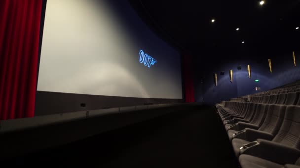 Bemutatja a 007 James Bond film egy moziban - SAARLAND, NÉMETORSZÁG - Október 1, 2021 — Stock videók