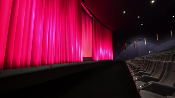 Teatro de filme vazio com tela enorme cortinas de abertura — Vídeo de Stock