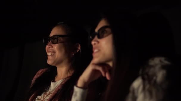 电影院里看电影和吃爆米花的年轻妇女 — 图库视频影像