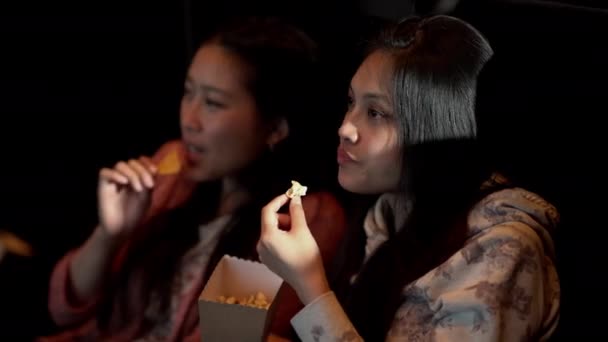 Νεαρές Γυναίκες Στον Κινηματογράφο Βλέπουν Μια Ταινία Και Τρώνε Ποπ — Αρχείο Βίντεο