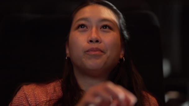 Ung Asiatisk Kvinna Bio Tittar Film Och Äter Popcorn — Stockvideo