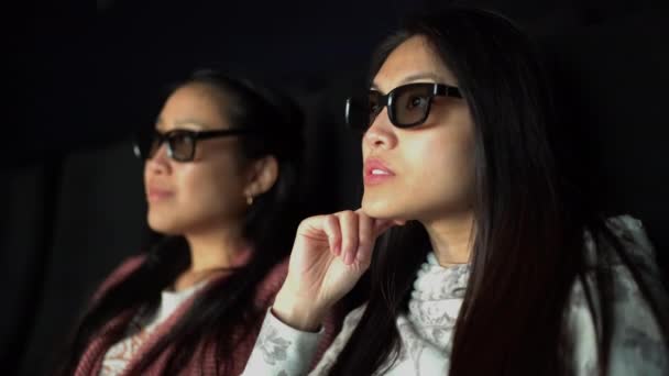 Mujeres Jóvenes Cine Con Gafas Mientras Ven Una Película — Vídeo de stock