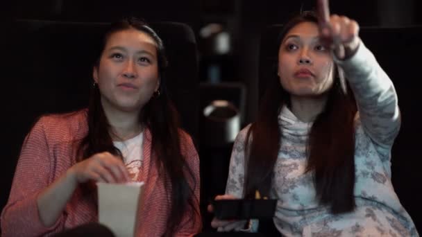 Jonge Vrouwen Een Bioscoop Kijken Naar Een Film Eten Popcorn — Stockvideo