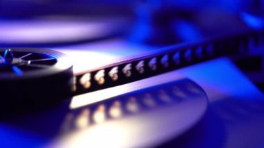 Sinema sinemasında 35 mm 'lik bir film - retro sinema tarzı - yakın görüş