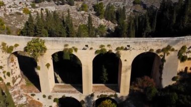 İtalya 'nın Puglia kentindeki Gravina köprüsünün üzerindeki hava manzarası - yukarıdan antik su kemeri - seyahat fotoğrafçılığı