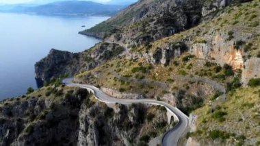 Sapri 'deki inanılmaz sahil yolu - İtalya' nın batı kıyısı - hava manzaralı - seyahat fotoğrafçılığı