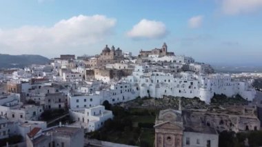 İtalya 'nın beyaz bir şehri olan Ostuni, İtalya' nın doğu kıyısının ünlü bir simgesidir.