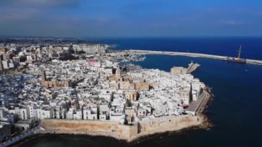 İtalya 'nın doğu kıyısındaki Monopoli şehrinin hava manzarası - seyahat fotoğrafçılığı