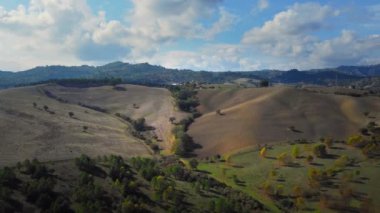 Yukarıdan İtalya - güzel kırsal manzaralar ve şaşırtıcı doğa üzerinde uçmak - seyahat fotoğrafçılığı