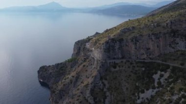 İtalya 'nın batı kıyısındaki Sapri Salerno bölgesindeki muhteşem manzara - hava manzarası - seyahat fotoğrafçılığı