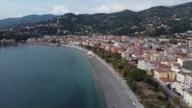 İtalya 'da Sapri - İtalya' nın batı kıyısındaki Salerno bölgesinde güzel bir köy - hava manzarası - seyahat fotoğrafçılığı