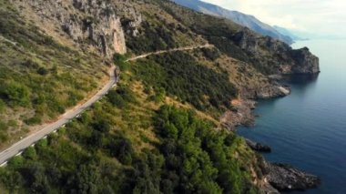 Sapri 'deki inanılmaz sahil yolu - İtalya' nın batı kıyısı - hava manzaralı - seyahat fotoğrafçılığı