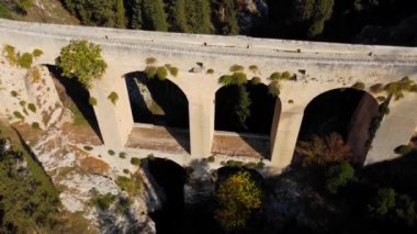 Gravina 'nın Puglia' daki su kemeri - İtalya 'nın ünlü bir simgesi ve çekim yeri - hava görüntüsü - seyahat fotoğrafçılığı