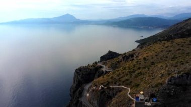 İtalya 'nın batı kıyısındaki Sapri Salerno bölgesindeki muhteşem manzara - hava manzarası - seyahat fotoğrafçılığı