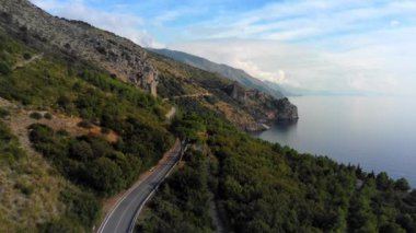 Sapri 'deki inanılmaz sahil yolu - İtalya' nın batı kıyısı - hava manzaralı - seyahat fotoğrafçılığı