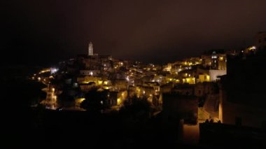 Gecelik güzel Matera şehri - bir Unesco Dünya Mirası sahası ve Avrupa 'nın kültürel başkenti - seyahat fotoğrafçılığı