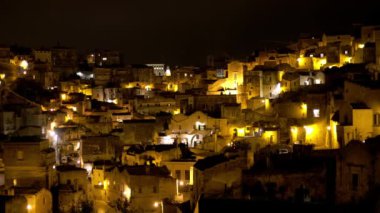 İtalya 'daki Matera şehrinin geceleri seyahat fotoğrafçılığı