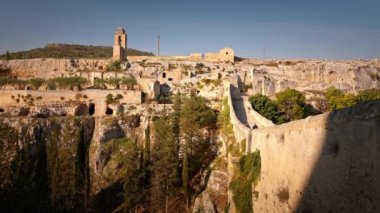 Puglia 'daki tarihi Gravina köyü ünlü su kemeri köprüsü - seyahat fotoğrafçılığı