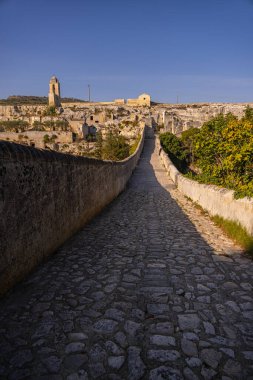 Puglia 'daki tarihi Gravina köyü ünlü su kemeri köprüsü - seyahat fotoğrafçılığı