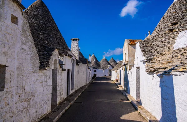 İtalya 'nın Alberobello şehrinde ünlü Trulli evleri - seyahat fotoğrafçılığı