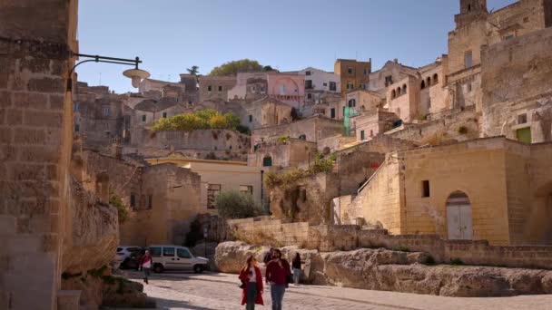 Turister Går Genom Den Historiska Stadsdelen Matera Italien Ett Känt — Stockvideo