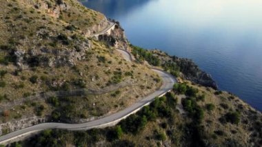 Sapri 'deki inanılmaz sahil yolu - İtalya' nın batı kıyısı - hava manzaralı - seyahat fotoğrafçılığı