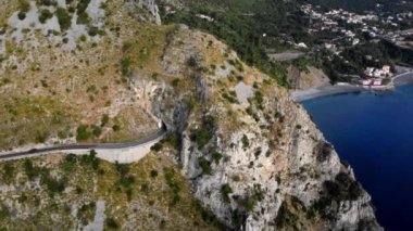 İtalya 'nın batı kıyısındaki Sapri Salerno bölgesindeki muhteşem manzara - hava manzarası - seyahat fotoğrafçılığı