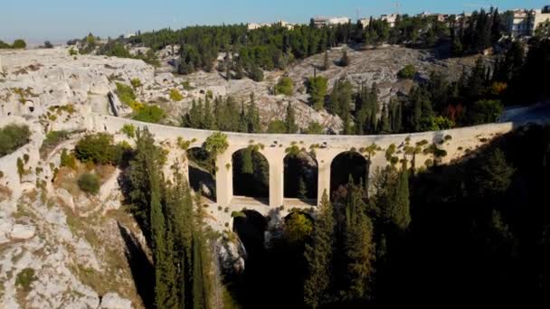 Flygfoto Över Bron Över Gravina Apulien Italien Den Antika Akvedukten — Stockvideo