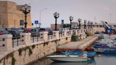 Bari İtalya marinasında tekneler - BARI, İtalya - 31 Ekim 2021