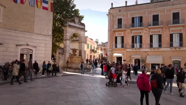 Los Turistas Caminan Por Distrito Histórico Matera Italia Famoso Lugar — Vídeo de stock