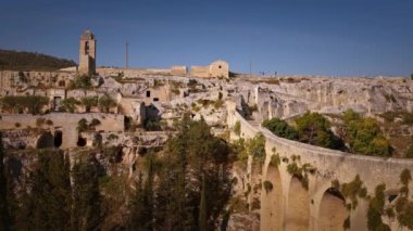 Puglia 'daki tarihi Gravina köyü ünlü su kemeri köprüsüne sahip.
