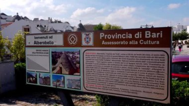 Bari 'deki Alberobello şehrine hoş geldiniz yönetim kurulu - ALBEROBELLO, İtalya - 31 Ekim 2021