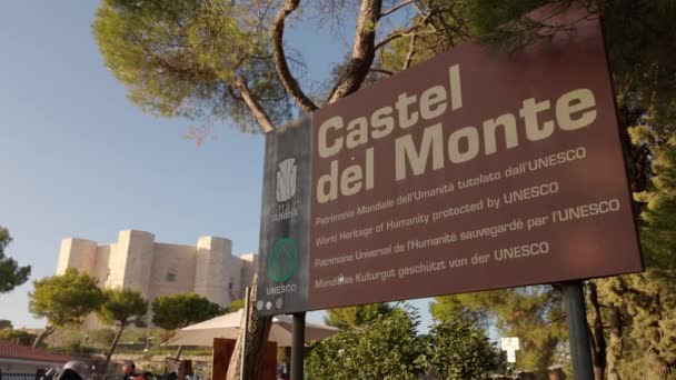 İtalya 'nın Apulia kentindeki Castel del Monte kenti popüler bir kent ve turistik merkezdir - BARI, ITALY - 31 Ekim 2021 — Stok video