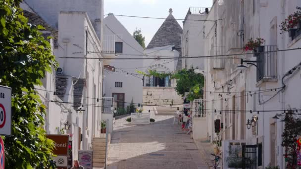 Famose case Trulli nel comune di Alberobello in Italia - ALBEROBELLO, ITALIA - 31 OTTOBRE 2021 — Video Stock