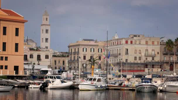 Fiskebåtar i hamnen i Bari vid Italiens kust - BARI, ITALIEN - 31 oktober 2021 — Stockvideo