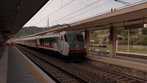 Tog som avgår fra Sapris jernbanestasjon på Italias vestkyst - SAPRI, ITALY - OCTOBER 31, 2021 – stockvideo