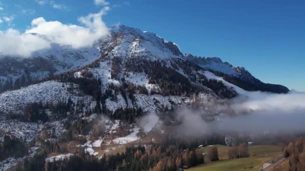 Talyan Alplerindeki Dolomitler Üzerinde Alçak Bulutlar Seyahat Fotoğrafçılığı — Stok video