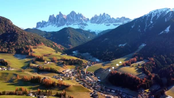 Bela Aldeia Santa Madalena Parque Natural Puez Geissler Nas Dolomitas — Vídeo de Stock