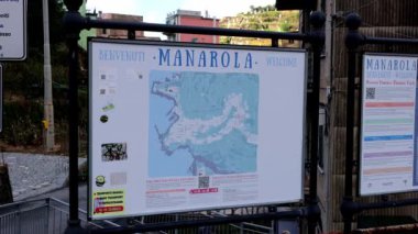 İtalya kıyısındaki Cinque Terre 'deki Manarola Haritası - CINQUE TERRE, ITALY - 27 Kasım 2021 - Video klibi