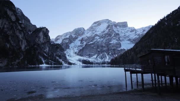 Maravilhoso Lago Nas Dolomitas Chamado Pragser Wildsee Nos Alpes Italianos — Vídeo de Stock