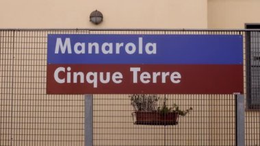 İtalyan sahilindeki Cinque Terre 'deki Manarola Tren İstasyonu - seyahat fotoğrafçılığı