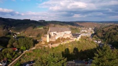 Luxemburg 'daki Antik Vianden Şatosu - hava fotoğrafçılığı