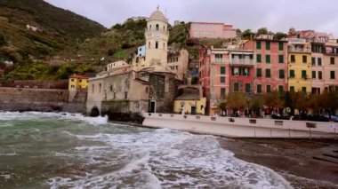 İtalya 'nın batı kıyısındaki Cinque Terre' deki Vernazza köyü - seyahat fotoğrafçılığı